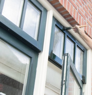 Schilder aan het kozijn van een bakstenen woning in Roosendaal.