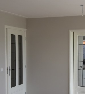 Egaal geschilderde greige wand, klaar voor papier of saus.